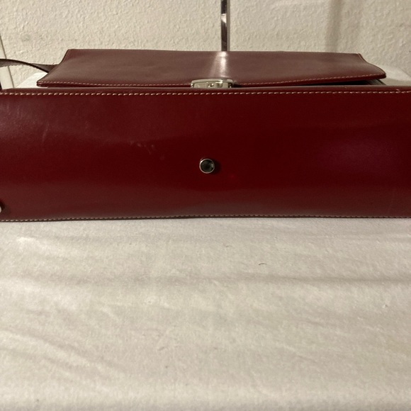 Wilson’s Leather Briefcase Burgundy Color comes with a key. - Picture 6 of 14